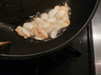 step4: 可把平底鍋打側讓食材充分受熱，然後取出放在盤上