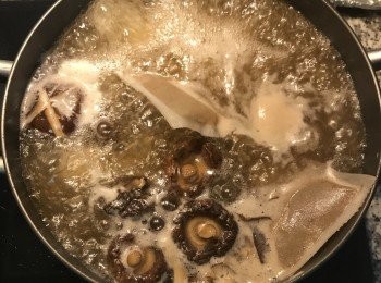 step5: 倒入米酒大火煮滾後，轉小火煮40分鐘到排骨肉柔軟；