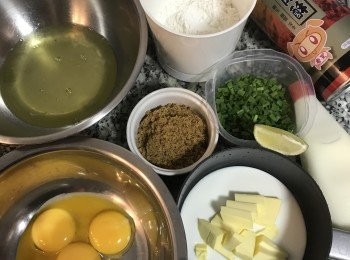 step1: <span class="group_1">食材</span>秤好後，將蛋白和蛋黃分開放；牛奶和奶油秤放在可加熱的鍋裡；先將蛋黃打散備用；蔥洗淨後擦乾，只有將蔥綠的部份切成較粗的蔥花備用。