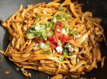 step4: 最後加入辣椒、蔥花拌勻就完成了。