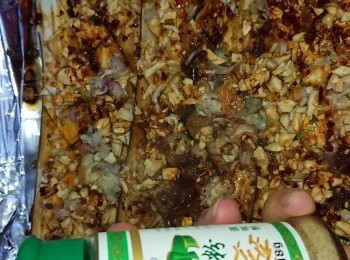 step7: 在茄子上灑上指天椒、孜然及蔥粒。