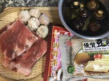 step1: 乾香菇洗淨，冷水泡發；蒜頭和排骨洗淨瀝乾；
