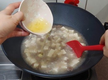 step10: 下蛋白； 邊下邊推成蛋花