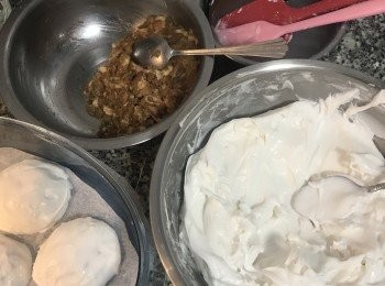 step9: 接著準備ㄧ碗冷開水，ㄧ枝有深度的湯匙，ㄧ枝矽膠的攪拌棒，然後都先泡在冷開水中；兩枝湯匙（ㄧ支舀餡、ㄧ支舀粉）；