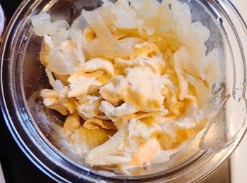 step10: 加入手撕雞肉及即食海蜇拌勻，放入雪櫃1小時。碟上放上小黃瓜片，再放上已涼拌的手撕雞。