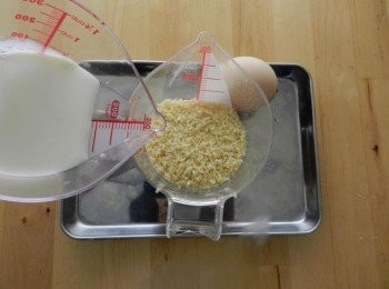 step3: 將麵包粉加入牛奶浸泡至略微濕潤。