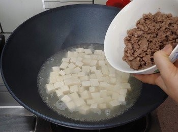 step8: 下牛肉粒煮至再度滾起; 試味 (可按口味加適量鹽調味)