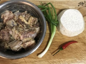 step1: 豬小排請肉攤切小塊，洗淨瀝乾後用<span class="group_2">醃料</span>抓勻，醃20分鐘。