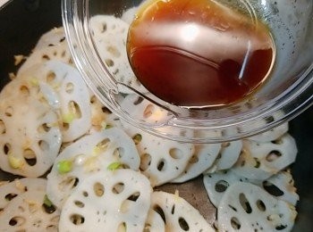 step4: 加入已混和的醬汁。