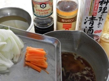 step7: 加入切片的洋葱和紅蘿蔔。