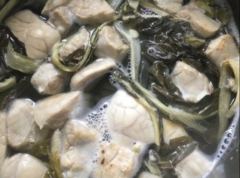 step2: 以上材料加入煲裏邊加水煮滾兩小時加入適量鹽試味