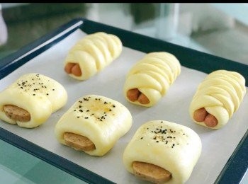 step6: 所有麵包造型完畢， 放入焗爐進行二發發酵至兩倍大（約45-50分鐘）。 

預熱焗爐180度10-15分鐘。

在已完成二發的<span class="group_1">麵團</span>掃上蛋漿，灑上黑白芝麻，焗15-20分鐘至金黃即成。