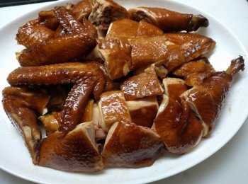 step2: 將所有醬料煮沸後放入雞轉小火泡。不停淋上醬汁5分鐘然後關蓋泡5分鐘，轉身再泡5分鐘。轉去雞腿位置泡7分鐘，然後在轉另一面泡7分鐘。開蓋再將醬汁淋5分鐘。