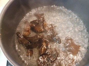 step2: 貓耳朵泡水浸軟洗淨後，下滾水略煮30秒，撈起隨即放入冷水中浸一會。瀝乾水份備用。必要時切去頂部硬塊。