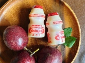 step1: 將百香果洗淨，切半，取果肉(留少許最後加入)，放入攪拌機。