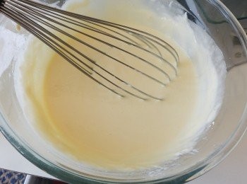 step2: 然後加入雞蛋和淡忌廉，徹底拌勻，再加入生粉/粟粉，拌勻即可