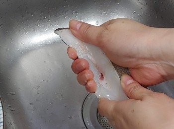 step2: 輕力楂乾水份再抹乾; 要小心不要弄散魚肉