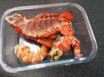 step3: 留下龍蝦殼備用，龍蝦肉切大大粒。