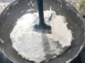 step6: 然後將生米漿沖入滾水中，邊倒邊攪拌，倒完後可先關火，持續攪拌生米漿到呈濃稠狀的熟米漿。攪拌棍叉著也不會倒下來。便可離火蓋鍋蓋等降溫（吹電風會比較快）。