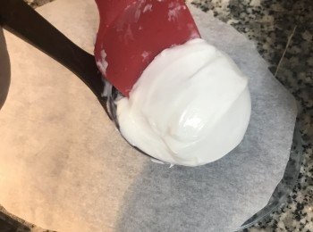 step13: 攪拌棒沾濕後，延著湯匙底部將肉圓倒移在鋪了烘焙紙的蒸盤上；