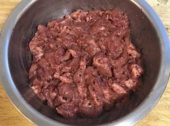 step3: 抓勻後的紅糟肉用保鮮膜包起來放冰箱冷藏；