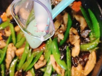 step7: 最後下生粉水埋芡收汁便可上碟。