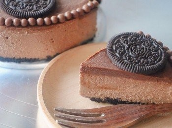 step1: oreo 敲碎後 放進密實袋中 倒入牛油溶液 讓餅乾碎沾滿