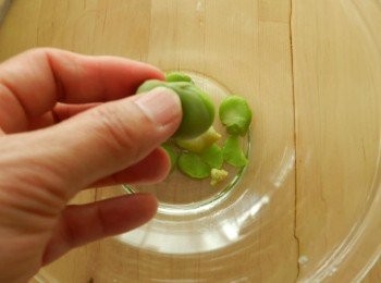 step3: 剝除表面的薄皮
        （有切口較易取出  豆粒，食鹽容易入味）