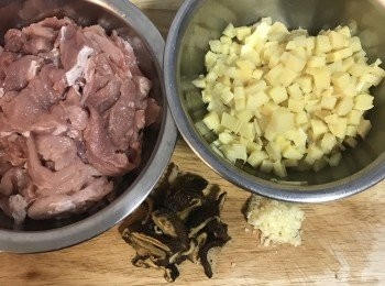 step2: 醃筍切丁；香菇切條；蒜頭切細末；