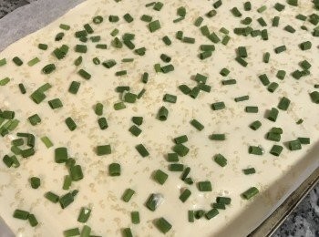 step13: 再灑入蔥花與白芝麻，接著入烤箱160度烤15分鐘，取出將烤盤轉頭再烤10分鐘(顏色才會均勻喔)。