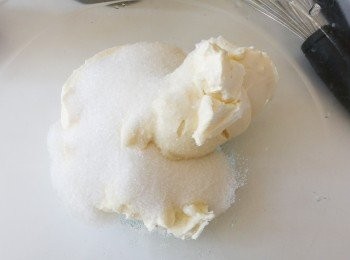 step1: 將室溫忌廉芝士和砂糖拌勻