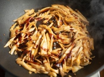 step3: 等鍋中水份炒乾後，加入調味料炒勻。