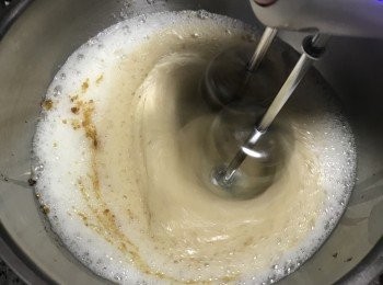 step5: 烤箱預熱170 蛋白中速略打發後，滴入檸檬汁後續打，接著再加入所有的糖續打，轉快速將糖打勻，