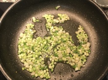 step4: 要包肉圓前；鍋內放少許油，炒香蔥白；