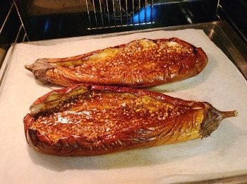 step6: 再放入焗爐180度焗10分鐘，出爐後撒上蔥粒、指天椒粒和芝麻便可。