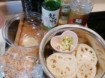 step2: 預備材料 : 蓮藕洗淨去皮切薄片。將<span class="group_2">醬汁材料</span>混和好備用。