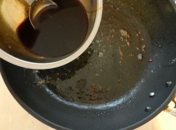 step8: 在煎肉的平底鍋內加入步驟②的醬汁，與剩餘在鍋底的肉汁一起以中火熬煮。