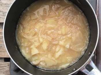 step6: 用大火沸騰後轉小火，煮到馬鈴薯變軟爲止。