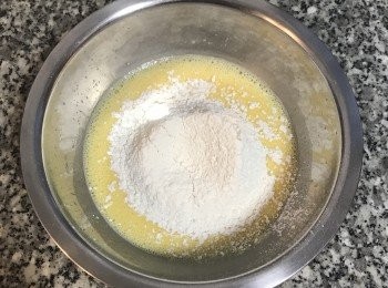 step3: 接著慢慢倒入已打散的蛋黃中(邊倒要邊攪拌)，再加入篩過的低粉，