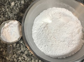 step7: 先將粗木薯粉（或地瓜粉）及再來米粉秤好；