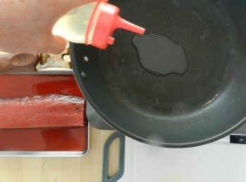 step2: 用平地鍋開大火，熱鍋之後加沙拉油