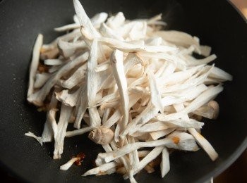 step2: 接著熱油鍋，將蒜末、豆瓣醬下鍋爆香後. 倒入杏鮑菇炒出水份、香氣。