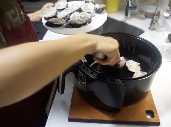 step5: 放入氣炸鍋
噴上油，如沒有噴油壺，可以用掃輕輕掃上