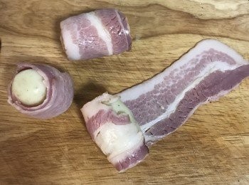 step5: 用培根將馬鈴薯泥捲起來；然後開口朝下放置；