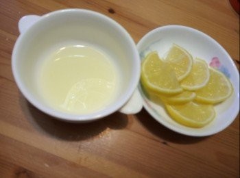 step4: 將一個檸檬一分為二,一般檸檬榨汁待用， 另一半切塊做裝飾待用
半茶匙粟粉加上一湯匙水攪勻待用