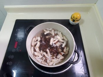 step1: 冬菇八隻用水浸軟切片備用，木耳兩至三片用水浸軟切𢇃備用，粉絲用水浸軟剪一截截備用，做法可以留意我YouTube頻道https://www.youtube.com/watch?v=Ph0E2IhfOY0&feature=share