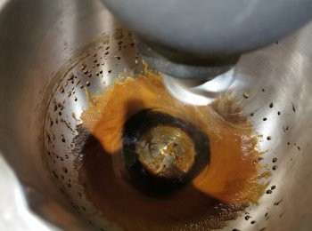 step2: 將2湯匙咖啡粉，2湯匙砂糖，2湯匙熱水用攪拌器或手打至慢慢起泡。雖然韓國做法話打400次，但通常如果用電攪拌器打，便看到起泡和creamy便可以。