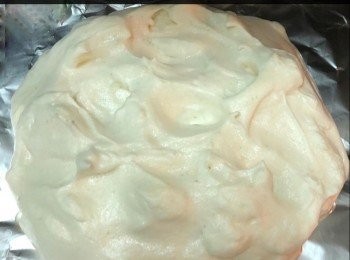 step4: 直至蛋白霜外皮有少許稍微脆之後，把它取出放在碟上待泠却時備用。