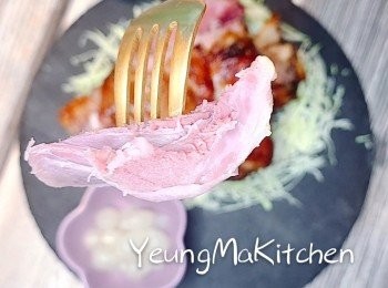 step8: 切開肉嫩，通常配酸椰菜一同伴食，有助消化，解油膩感，但我今次配搭些迷你小洋蔥(cocktail onions)伴食，同樣都是酸酸甜甜的。