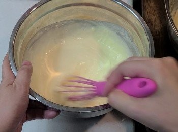 step4: 將酸忌廉和希臘乳酪放入另一個容器中，並用打蛋器拌勻。再將雞蛋分 3 次加入，每次都用打蛋器充分攪拌，完成後再加入檸檬汁和廌粟粉並攪拌均勻。